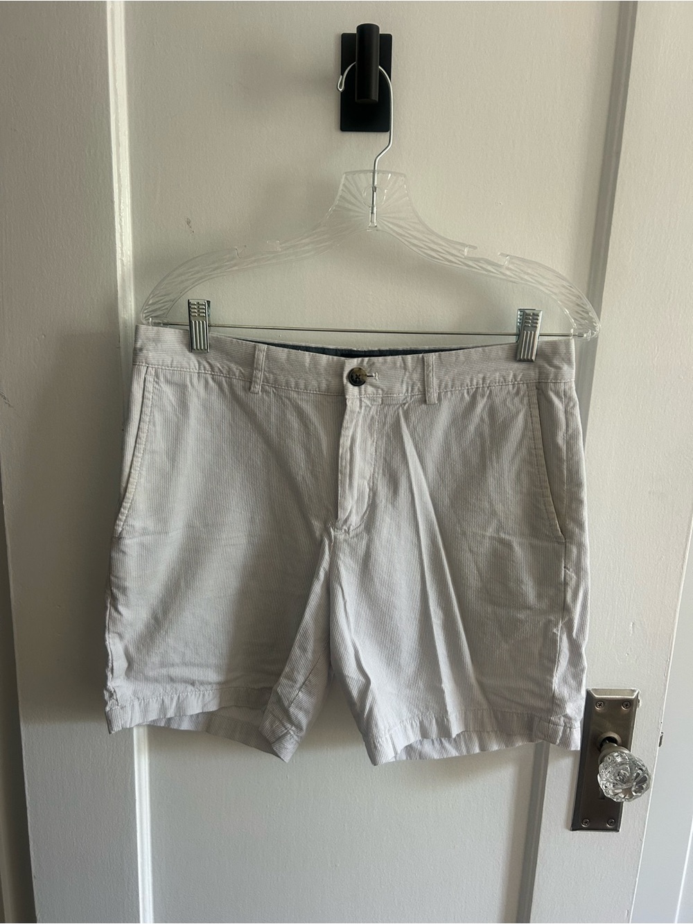 Club Monaco 7inch Baxter Fit Texture White Cotton Shorts